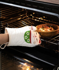 lucky cat oven mitt white color